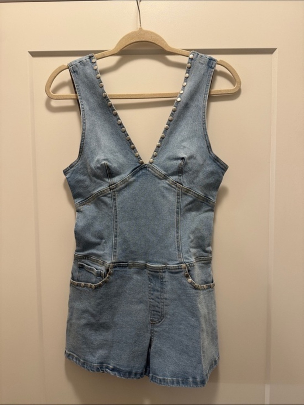 🆕 Le Lis Light Wash Denim Romper with Metal Rivet Accents. S. NWT!🔥